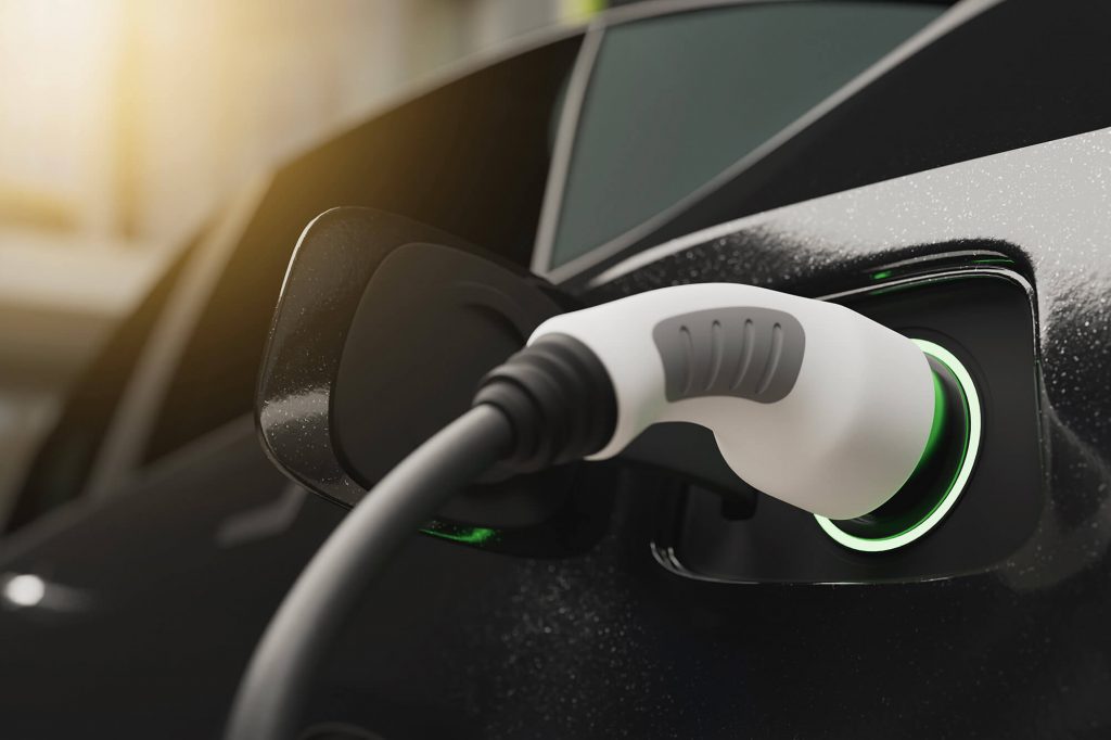 Elektroauto wird an einer Ladestation aufgeladen – E-Mobilität vom Elektrofachbetrieb